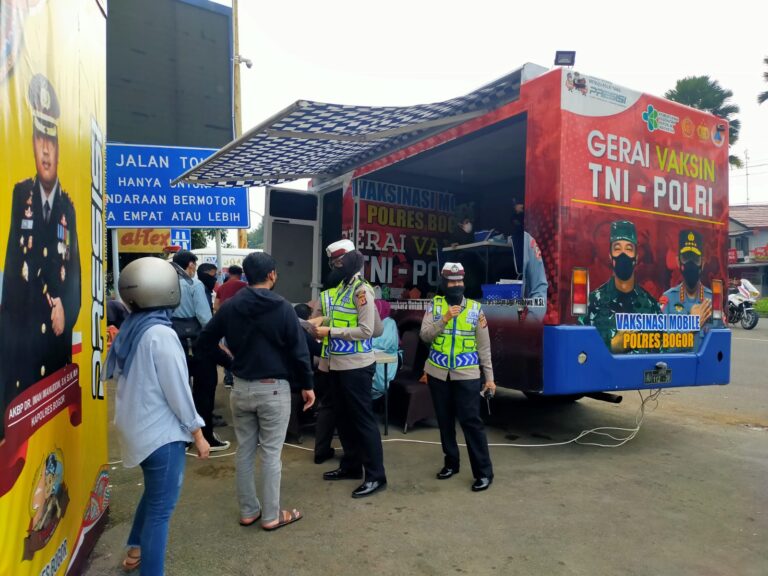 SatLantas Polres Bogor himbau kepada para pengemudi kendaraan bermotor di jalur Puncak untuk di Vaksin