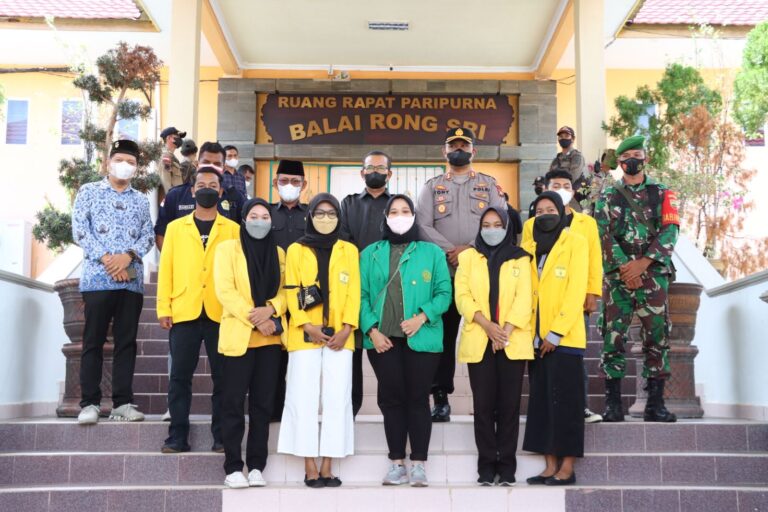 POLRES KARIMUN LAKUKAN PENGAMANAN AKSI UNJUK RASA OLEH ALIANSI MAHASISWA KARIMUN DI KANTOR DPRD KAB.KARIMUN