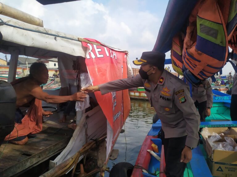 Peduli Para Nelayan, Polsek Kawasan Kali Baru Berbagi Daging Sapi