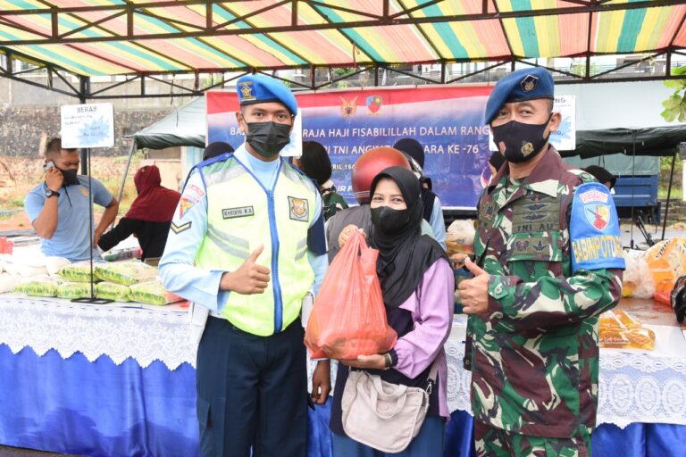 Antusiasme Masyarakat Membeli Kebutuhan Pokok Dalam Bazar Ramadhan Lanud Raja Haji Fisabilillah