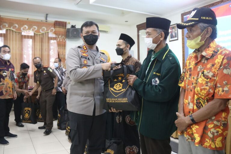Forkopimda Kabupaten Blora Serahkan 20.000 Paket Sembako dari Kabareskrim Polri