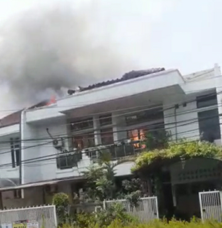 Kebakaran di perumahan mewah, Si Jago Merah Melahap Rumah Tingkat