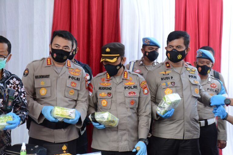 KAPOLDA KEPRI PIMPIN PEMUSNAHAN BARANG BUKTI NARKOTIKA SEBERAT 53 KG DARI JARINGAN INTERNATIONAL MALAYSIA-INDONESIA