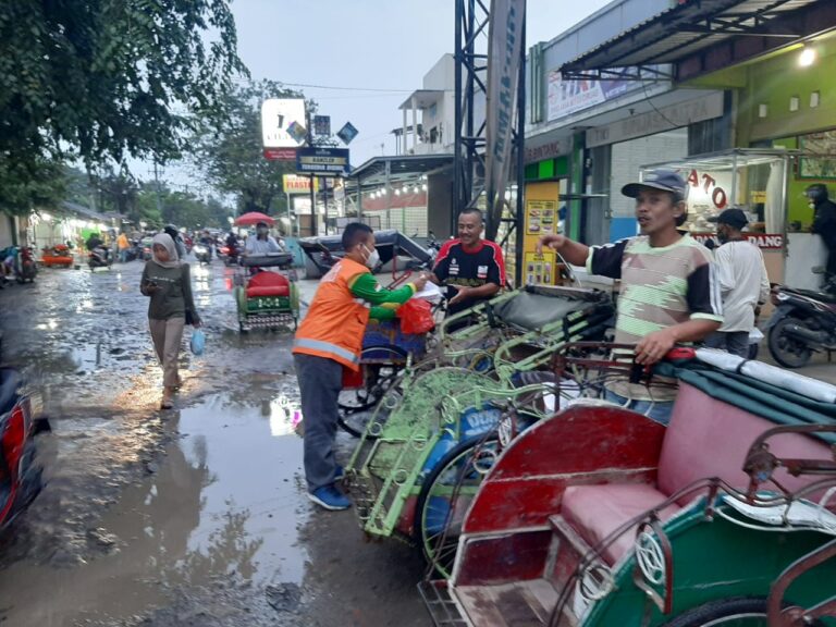 Lazgis peduli berbagi ta’jil kepada warga di depan Koramil ciruas