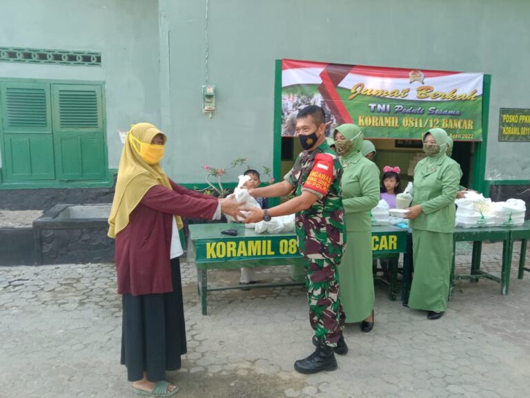 Aksi Sosial Koramil 0811/12 Bancar Tuban Bersama Persit KCK Cabang XXVI Ranting 13, Bagikan Nasi Kotak Dan Takjil