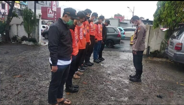 PC LDII Pondok Gede Bagikan Ratusan Paket Takjil