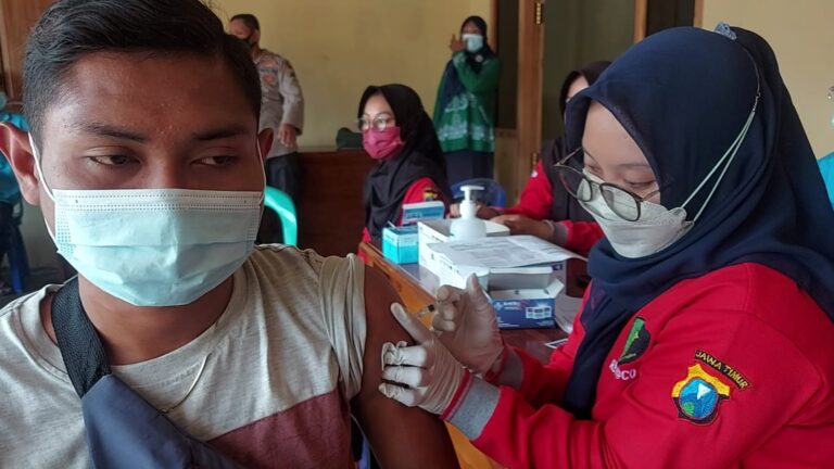 Jelang Mudik Lebaran, 247 Warga vaksinasi di Polsek Kwadungan