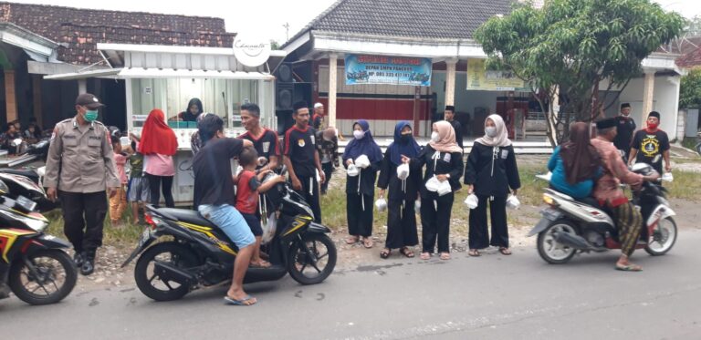 Polsek Pangkur, Kawal Pembagian 400 Takjil Warga PSHT Parluh 16