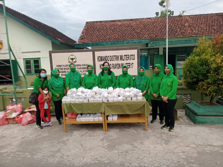 Persit Kartika Candra Kirana Ranting 18 Karangdowo Cabang XLIV Kodim 0723/Klaten Bagikan Takjil