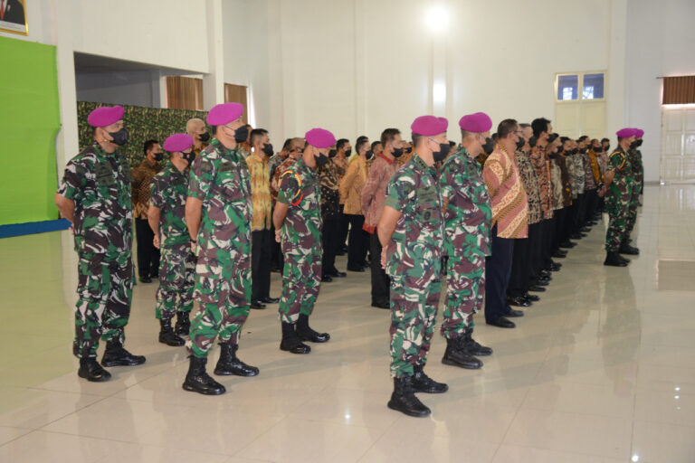 Danmenart 2 Marinir Ikuti Pemberian Piagam Penghargaan Kepada Prajurit Purna Tugas