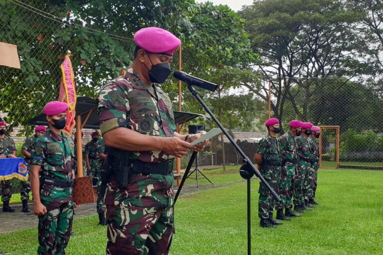 Danyonhow 2 Mar Pimpin Sertijab Danraipur B dan Pengukuhan Jabatan Pasi Intel Batalyon Howitzer 2 Marinir