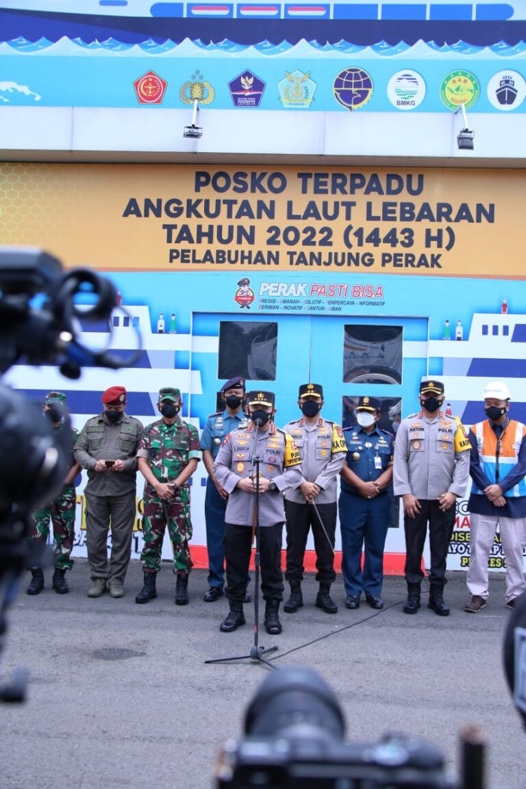 Tinjau Pelabuhan Tanjung Perak, Kapolri: Transportasi Laut Alternatif Kurangi Kemacetan Arus Mudik