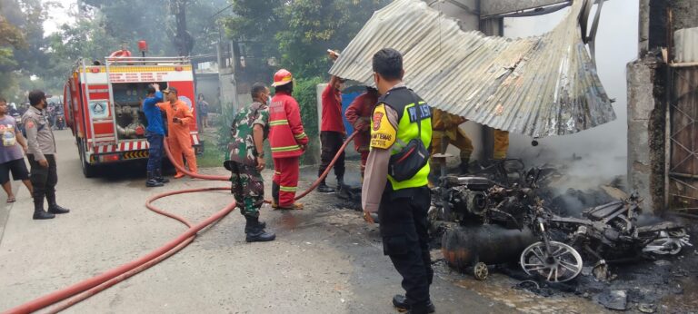 Sebuah Bengkel Terbakar, Akibat Botol Bensin Yang Terjatuh