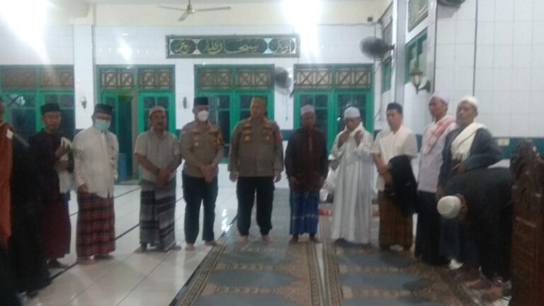 Usai Sholat Subuh Berjamaah di Masjid At Taqwa, Kapolsek Kalideres Tanya Jawab dengan Jamaah