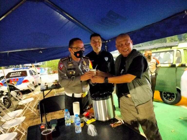 Komunitas VW Van Club membagikan Snack dan Kopi Kepada Anggota Polri Yang bertugas Di Pospam Polda Metro Jaya.