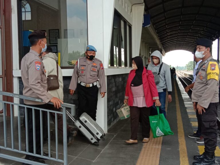 Hari ke empat lebaran, Polsek Paron Pengamanan Terpadu Di Stasiun Ngawi