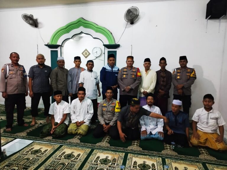 Kapolsek Kalideres Bersama Warga Sholat Subuh Berjamaah di Mushola Nurul Ikhwan