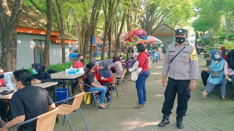 Polres Ngawi Buka Layanan Vaksinasi Booster Di Taman Wisata Tawun