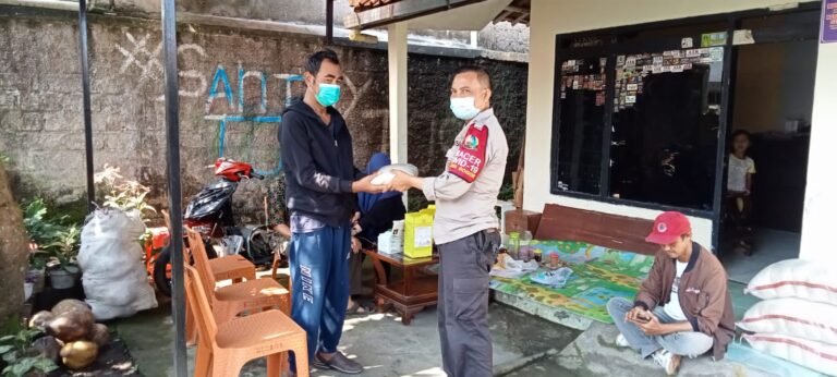 Polsek Ciomas Bagikan Paket Sembako Kepada Masyarakat Yang Membutuhkan