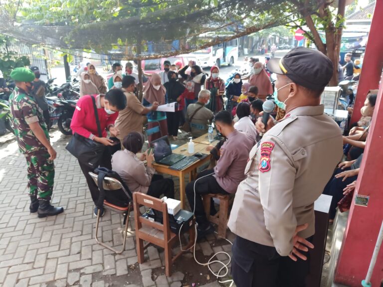 Percepatan Vaksinasi, Polres Ngawi Buka Gerai Vaksin di Pasar Ngrambe