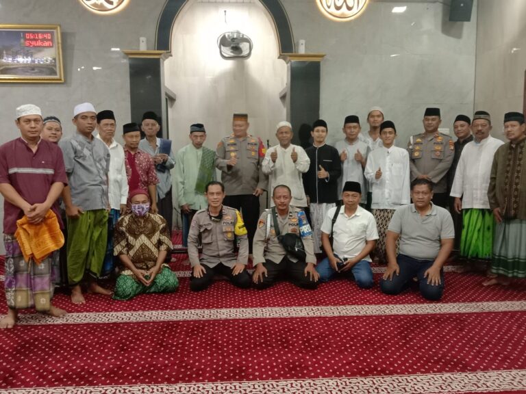 Sholat Subuh Berjamaah di Mushola Al Mukhlisin, Kapolsek Kalideres Imbau Warga Tetap Waspada dengan Maraknya Curanmor