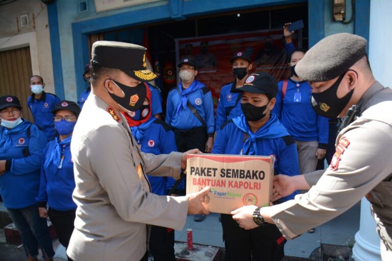 KAPOLDA KEPRI SERAHKAN 1.000 PAKET SEMBAKO BANTUAN KAPOLRI KEPADA K-SPSI