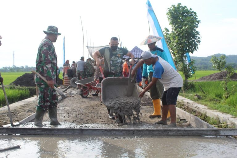 Dandim bersama Camat Cawas Pimpin Cor Jalan Pertanian Nanggulan