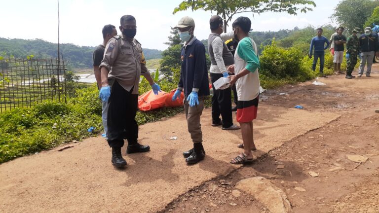 Mayat Tanpa Identitas di Temukan Pada Aliran Irigasi, Polsek Sukamakmur Gelar Olah TKP