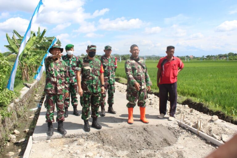 Cek Sasaran Fisik Dansatgas TMMD Reg Ke 113 Berinteraksi Dengan Warga