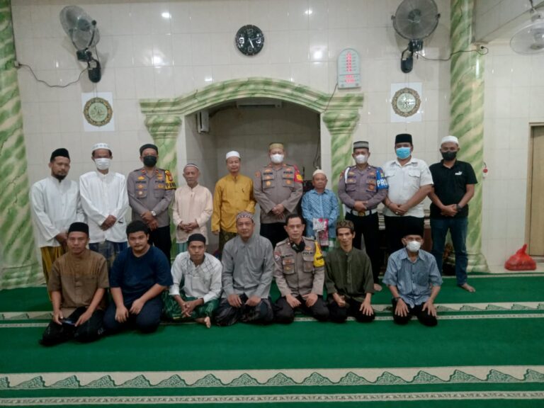 Usai Sholat Subuh Berjamaah, Kapolsek Kalideres Imbau Jamaah Tetap Jaga Situasi Lingkungan yang Kondusif