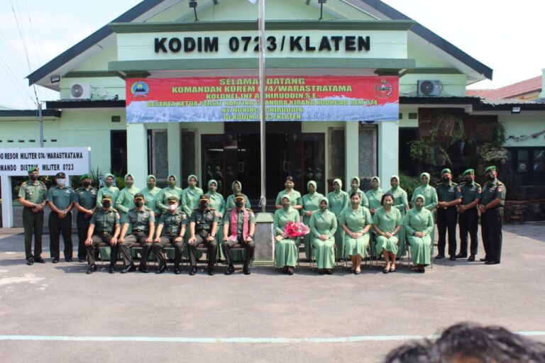 Danrem 074/Warastratama Berikan Santunan Kepada Anggota Kodim Klaten Yang Sakit Menahun