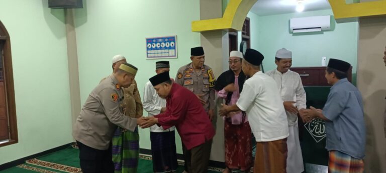 Kapolsek Kalideres dan Jajaran Sholat Subuh Berjamaah di Masjid Hikmatul Anwar Pegadungan