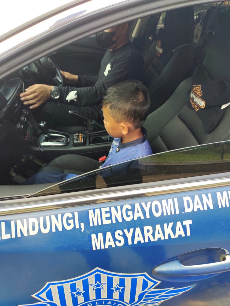 Sat Lantas Polres Bogor Amankan Seorang Anak Berusia 9 Tahun Yang Tersesat