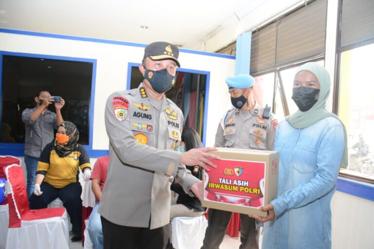 IRWASUM POLRI APRESIASI PELAKSANAAN OPERASI AMAN NUSA II DAN MELAKUKAN PENINJAUAN VAKSINASI DI POLRESTA BARELANG