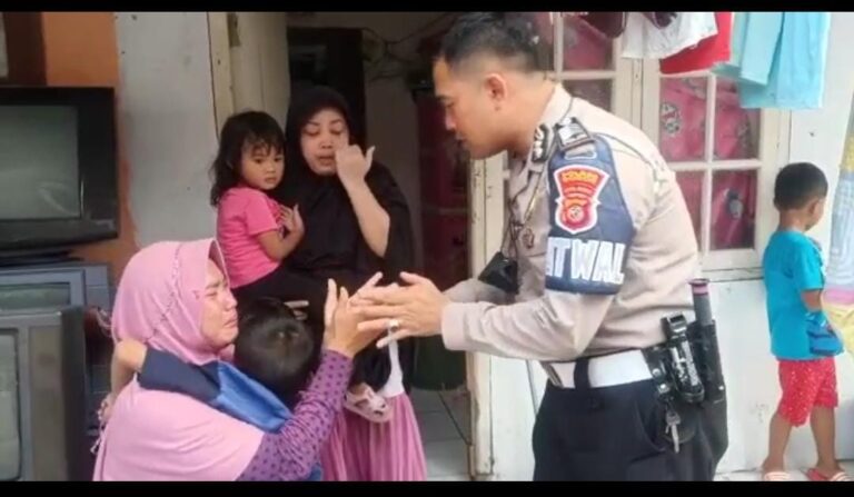 Sat Lantas Polres Bogor Amankan Seorang Anak Berusia 9 Tahun Yang Tersesat