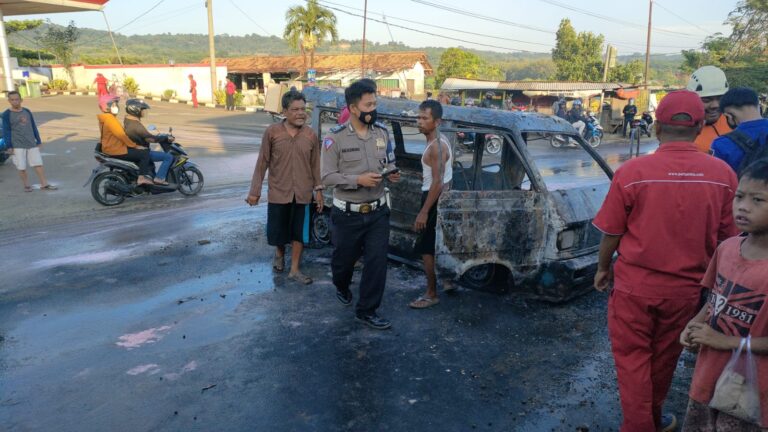 Mobil Angkot Terbakar di Jalan Raya Tegal Panjang, Polsek Cariu Gelar Olah TKP