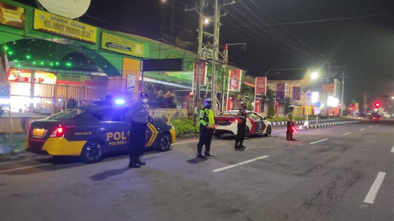 Cegah Aksi Bali, Polres Ngawi Tongkrongi Jalur Depan Super Market Tiara