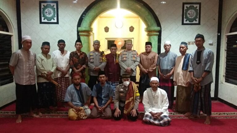 Sholat Subuh Berjamaah, Kapolsek Kalideres Imbau Masyarakat Beri Informasi Penyalahgunaan Narkoba dan Gangguan Kamtibmas