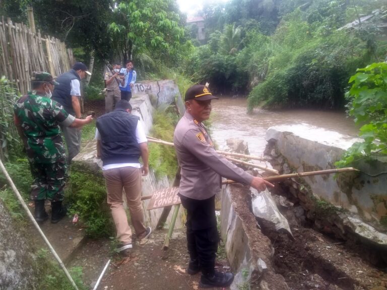 Bencana Alam Tanah Longsor Terjadi di Pinggir Sungai Ciapus