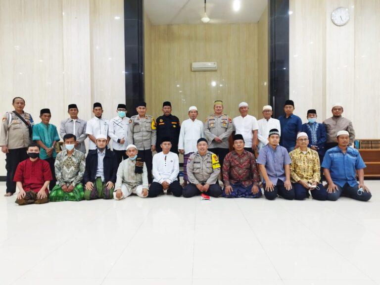 Usai Sholat Subuh Berjamaah di Masjid Baitul Mukminin, Kapolsek Kalideres Imbau Warga Informasikan Penyalahgunaan Narkoba dan Gangguan Kamtibmas