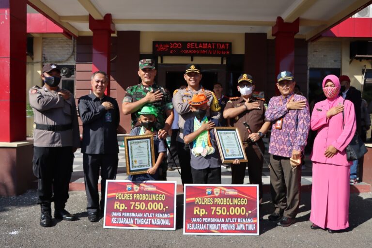 Kapolres Probolinggo Beri Penghargaan Arjuna dan Rifqi, Atlet Renang Junior Berprestasi Putra dari Anggota Polres Probolinggo