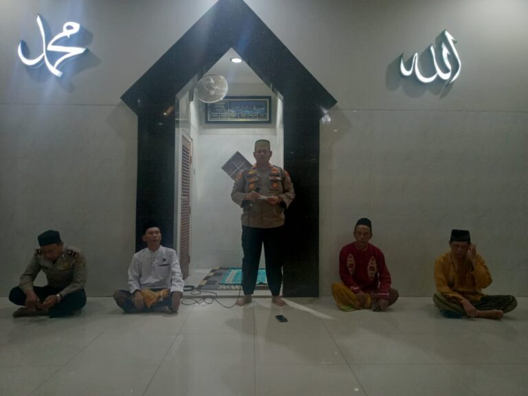 Usai Sholat Subuh Berjamaah Kapolsek Kalideres Himbau Warga Turut Membantu Menjaga Kamtibmas yang Kondusif