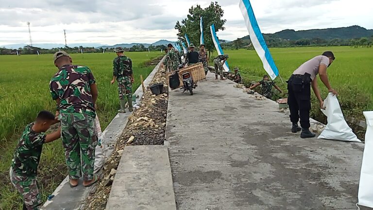 Betonisasi Jalan selesai Satgas TMMD Reg Bersihkan Sisa Material