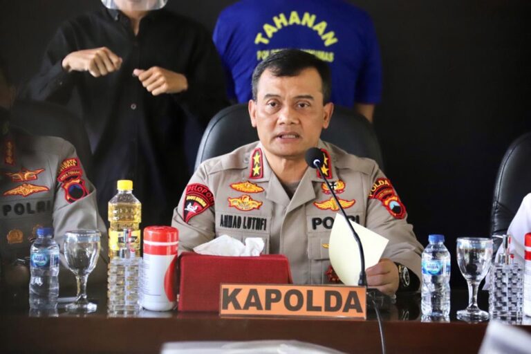 Polda Jateng Ungkap Kasus Peredaran Minyak Goreng Kemasan Tanpa Ijin Edar di Banyumas. 14 Ton Barang Bukti Disita