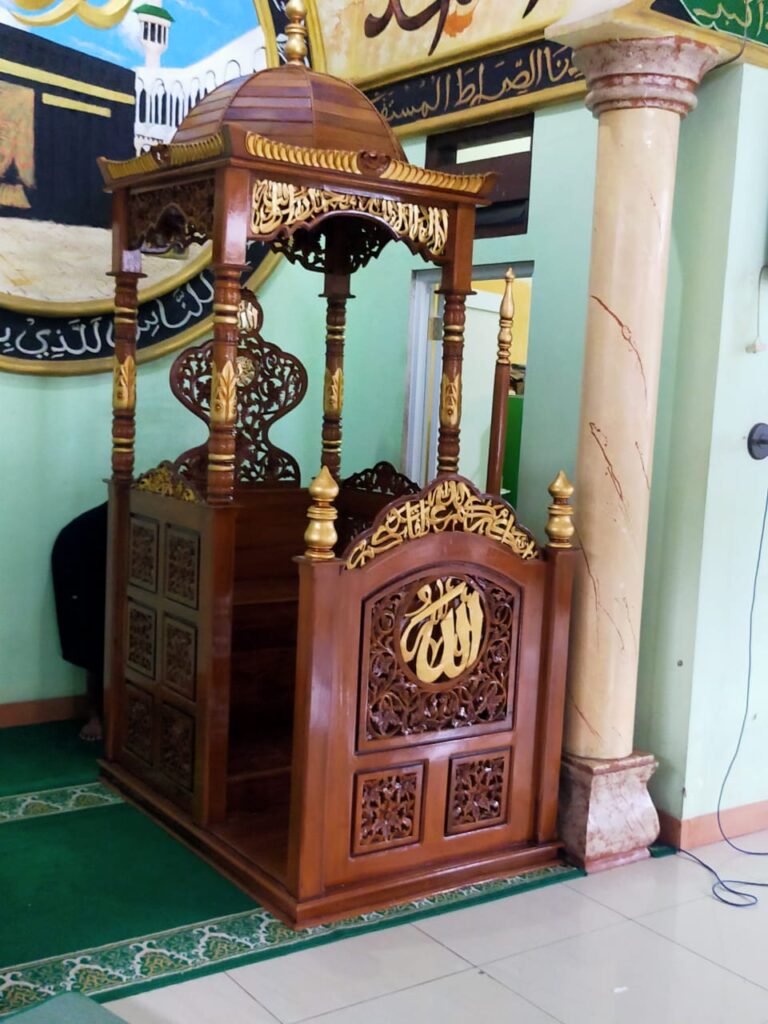 Kapolsek Kalideres Serahkan Bantuan Mimbar Khutbah Ke Masjid Al Amin