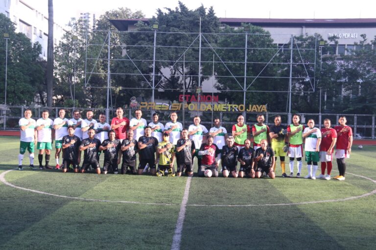 Kapolda Metro Jaya Gelar Halal Bihalal dengan Bermain Sepakbola Bersama Wartawan