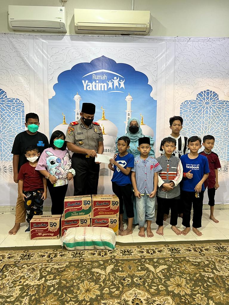 Pemberian santunan oleh Kompol Moh Faruk Rozi SH SIK MSI Serrdik Sespimmen Angkatan 62 kepada anak yatim piatu yang ada di wilayah DKI Jakarta