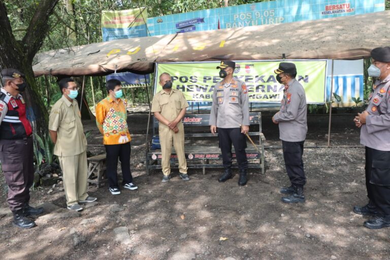 Kapolres Ngawi Tinjau Langsung Operasional Pos Penyekatan Hewan Di Banyu Urip