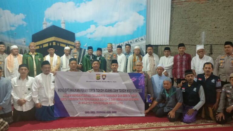 Dirbinmas Polda Metro Jaya Bersama Pejabat Polres Metro Jakbar Melaksanakan Sholat Subuh Berjamaah di Masjid Raya Baiturrohman