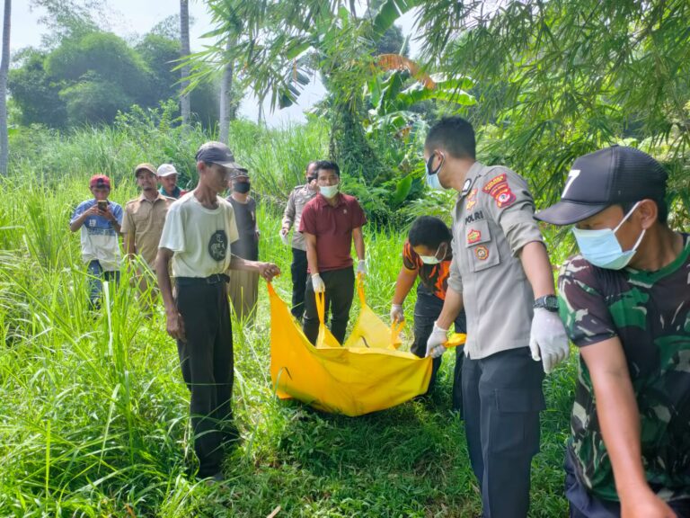 Kapolsek Jonggol Evakuasi Temu Mayat di Sungai